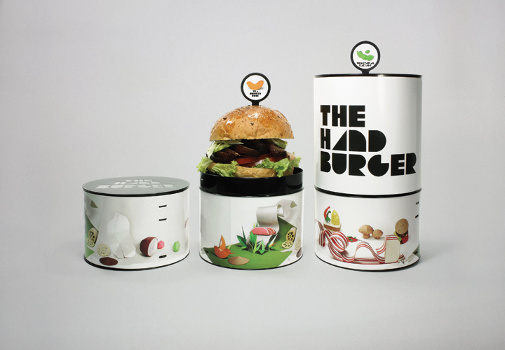 Cold air sinks and hot air rises. The packaging – consisting of three moulded lids and two paper tubes – is divided into two parts, the bottom for the chilled sides and the top, a burger held in place by a pick through the top vent (which also prevents the bun from sweating). The lids can be reconfigured to make standalone containers for additional sides.